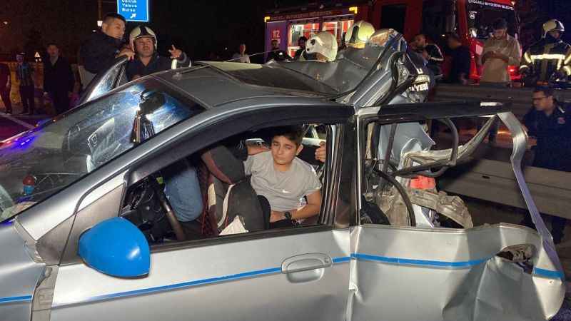 Tırın Ezdiği Otomobilde Can Pazarı: 1'i Çocuk, 5 Yaralı