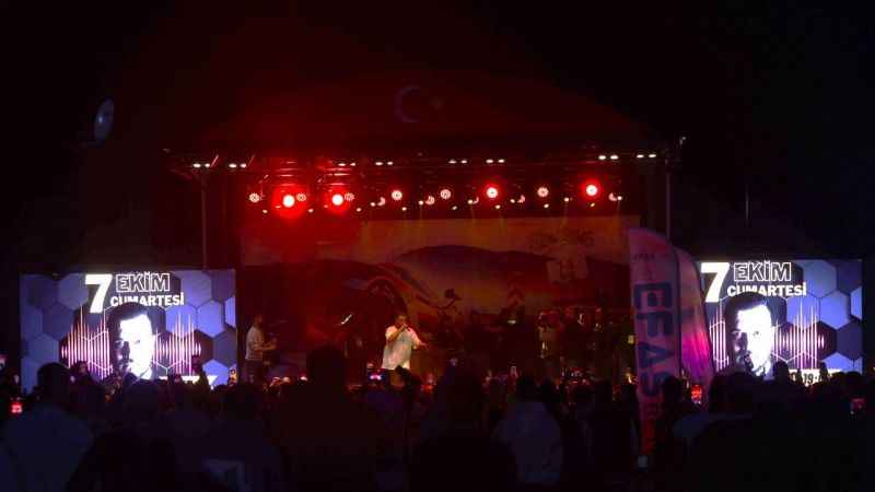 Adrenalin ve Melodi: Yer6Fest, Yener Çevik Performansıyla Zirveye Ulaştı!