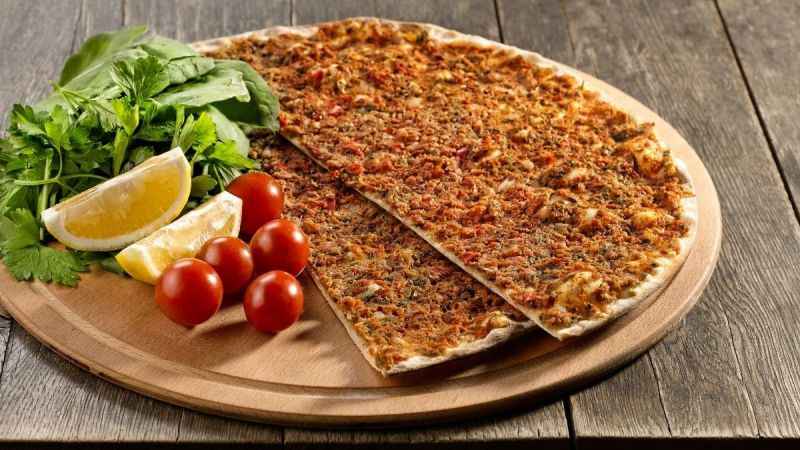 Ev Yapımı Lahmacunun Sırrını Keşfedin: Usta İşçiliğiyle Evinizde Nefis Lahmacunlar!