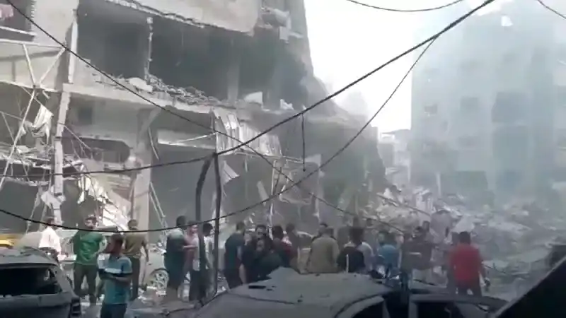 İsrail, Gazze'deki Mülteci Kampını Hedef Aldı! Onlarca Filistinli Hayatını Kaybetti