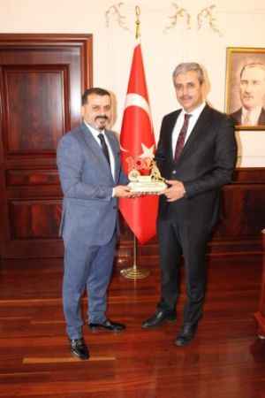 Türkiye Güreş Federasyonu Yetkilileri Yozgat Valisi Mehmet Ali Özkan ve Belediye Başkanı Celal Köse'ye ziyaret. Gündem Yozgat'ın güreşteki geleceği