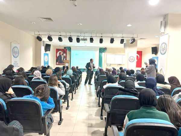 Yozgat Bozok Üniversitesi Fen Edebiyat Fakültesi Öğretim Üyesi Prof. Dr. Böyükata; Bilgilerini öğrencilerle paylaştı