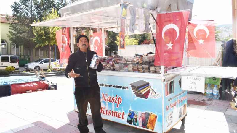 Yozgat'ın Sevilen Seyyar Satıcısı Osman Yıldız, Kaliteli ve Uygun Fiyatlı Telefon Kılıflarıyla Hizmette