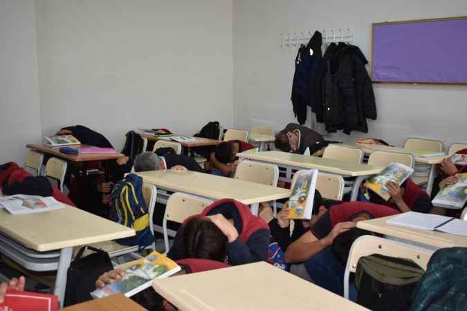 Yozgat'ta deprem korkuttu: Sirenlerin çalmasıyla herkes bahçeye koştu