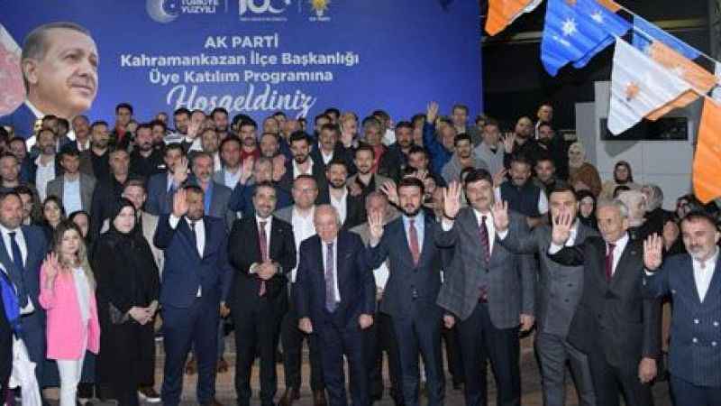 Kahramankazan'da Yeni AK Partililere Rozet Takıldı