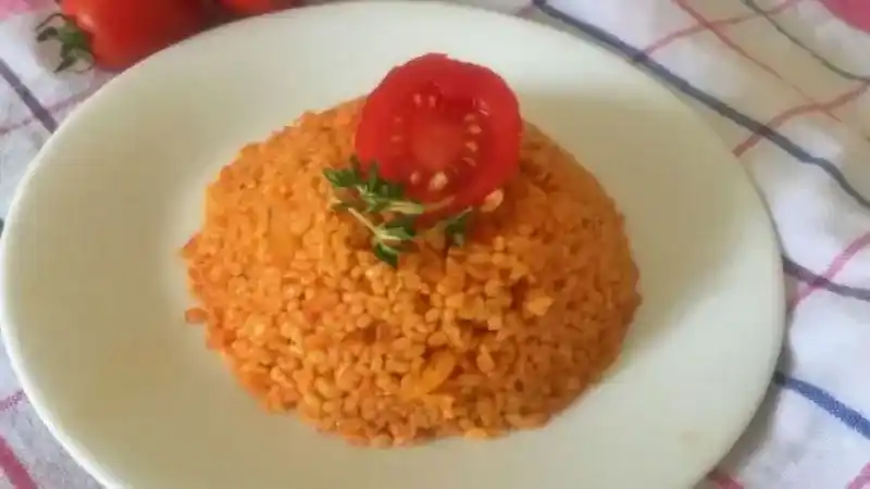 Sert Buğdayın Lezzete Dönüştüğü Doyurucu Farklı Bir Lezzet “Sebzeli Bulgur Pilavı”