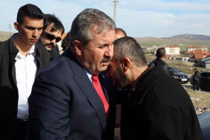Yaralı askerin ailesini ziyaret etti