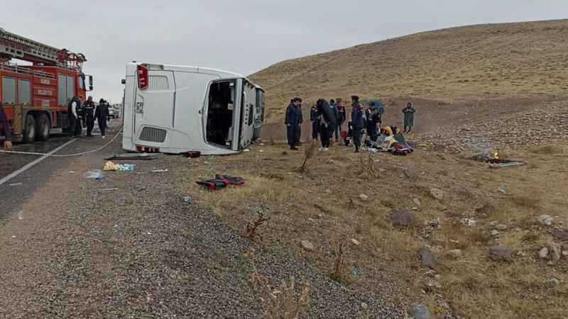 Son Dakika: Korkunç Kaza: Sivas'ta Yolcu Otobüsü Devrildi