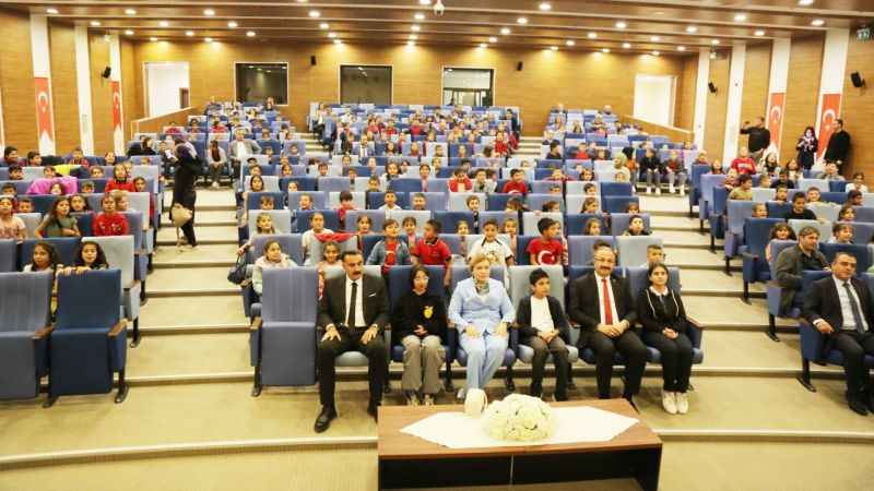 Yozgat'ta Bilim Rüzgarı: "Küçük Mucitler Gösterisi" Çocukları Büyüledi