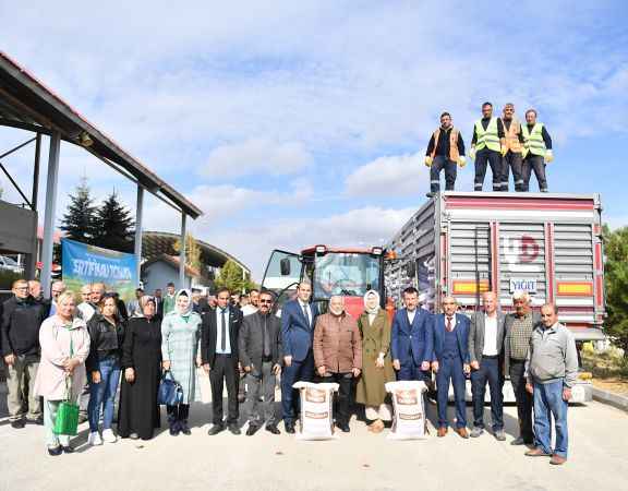 Belediye çiftçiye arpa ve buğday tohumu dağıtıyor