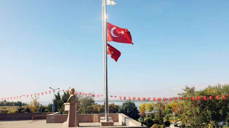 Gölbaşı'nda bayraklar yarıya indirildi