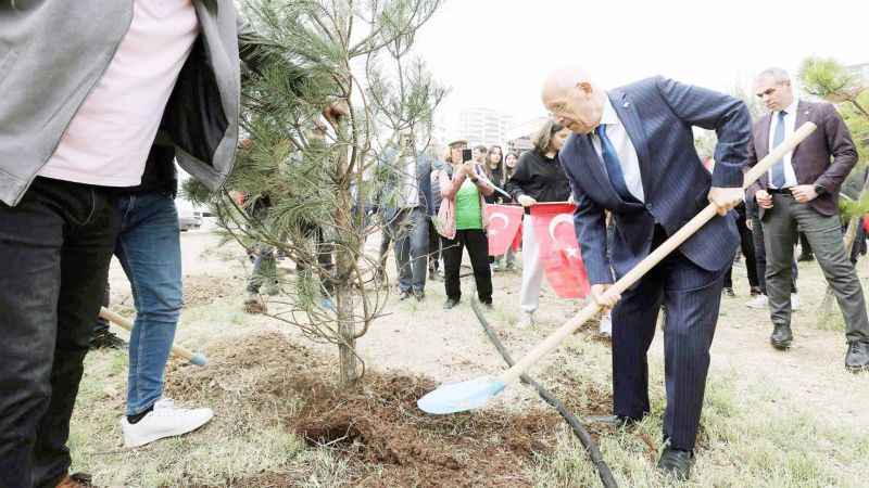 İklim Değişikliğine dikkat çektiler Ağaç diktiler