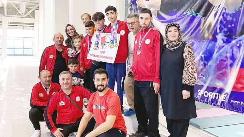 Para Yüzme Bölge Şampiyonası'nda Yozgatlı sporcular madalyaları topladılar