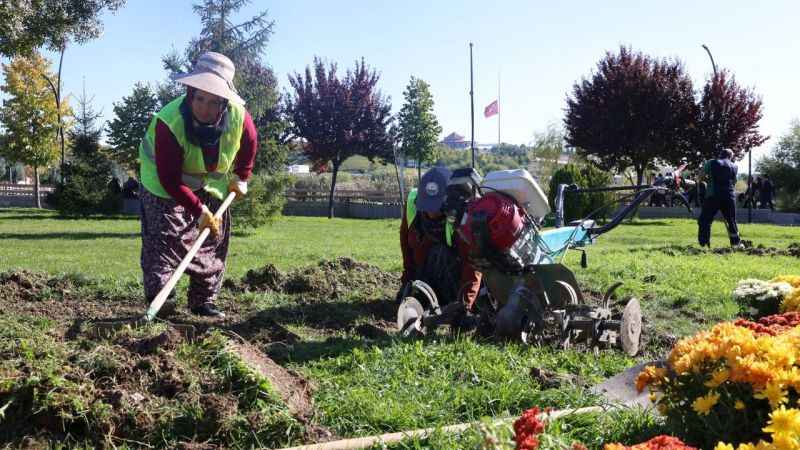 Gölbaşı Belediyesi, Parkları Rengarenk Çiçeklerle Donatıyor