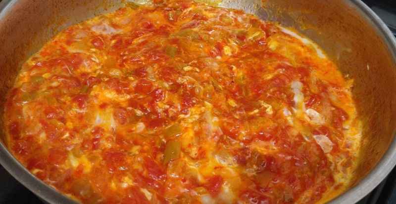 Geleneksel Menemen Artık Tarihte: Bol Sulu Versiyonu Sofraları Fethediyor