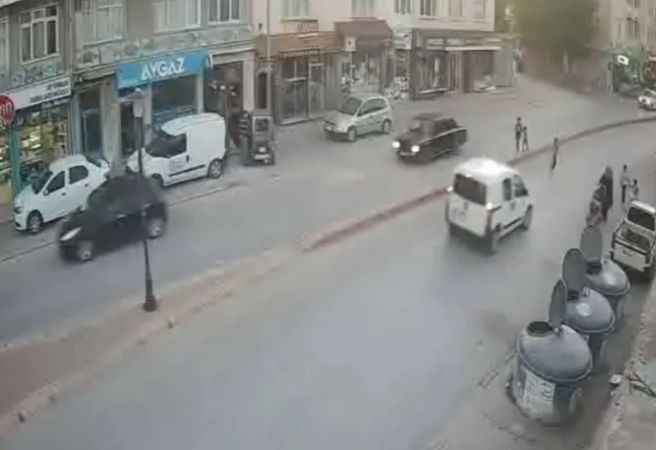 Yola fırlayan çocuk otomobilin altında kaldı: o anlar kameralara böyle yansıdı