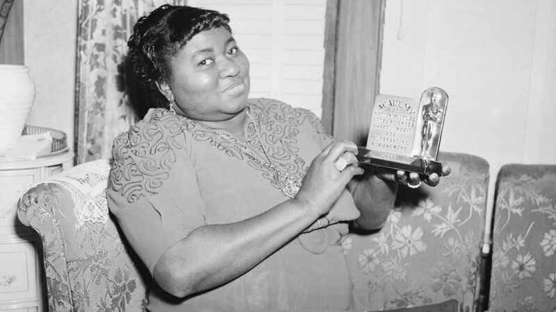 Hattie McDaniel Oscar Töreninde Neden Oyuncu Kadrosundan Ayrı ve Sol Arka Tarafta Oturtuldu?