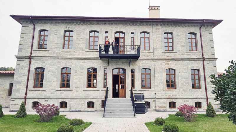 Halide Edip Adıvar'a vefa Torunları Ömer Sayar ve Nikah Sayar gördü
