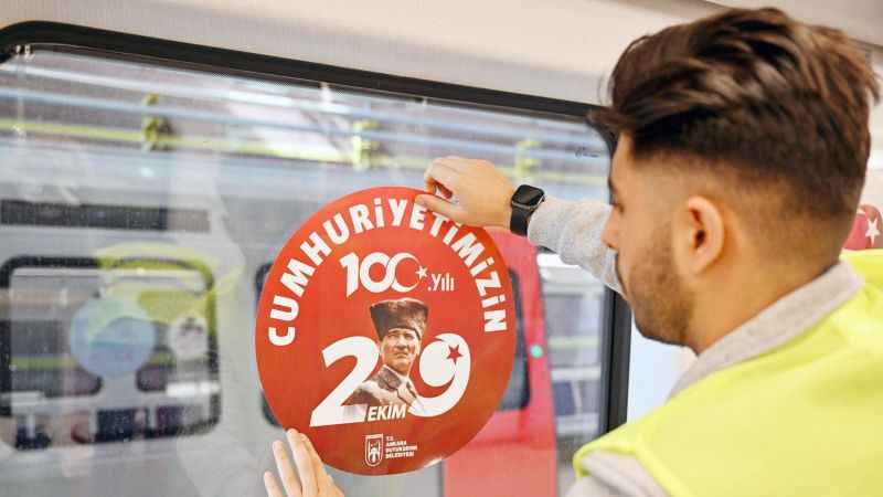 Cumhuriyet'in 100. yıl coşkusu Ankara'nın dört bir yanında Taksiler, dolmuşlar, otobüsler, metro, kamyonlar... Evlerimizi, iş yerlerimizi, Belediye araçlarımızı ve esnaflarımızın aracını süslüyor