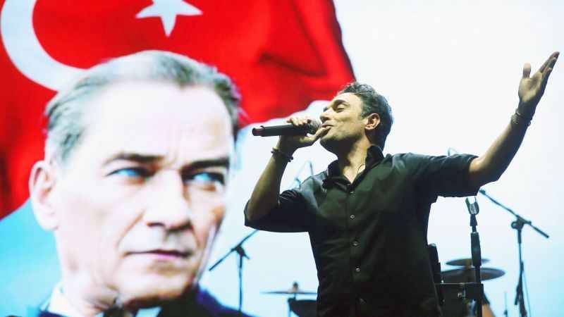 Oyuncu ve müzisyen Uğur Aslan, Ankara'da konser verdi