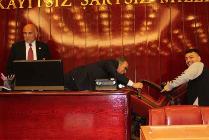 Mecliste görünmez kaza  TEBESSÜM ETTİRDİ