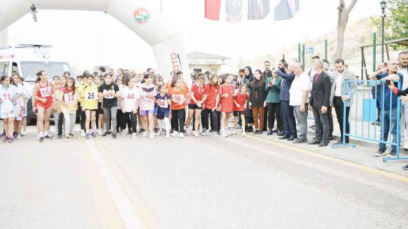 Cumhuriyetin 100. yılına özel düzenlendi Yüzlerce sporcu katıldı