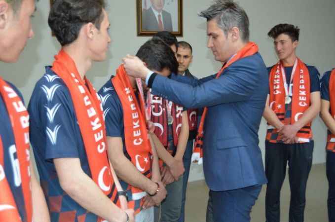 Şampiyon voleybolculara kutlama