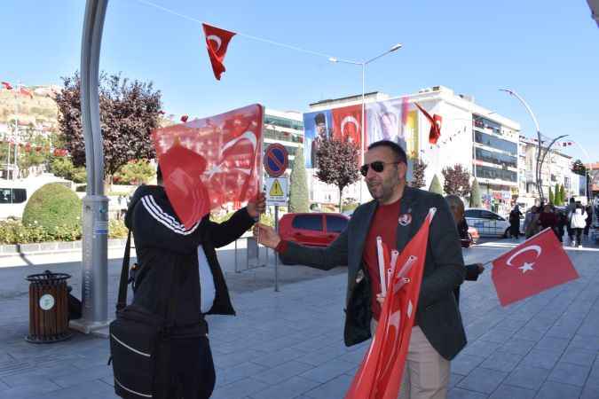 Yozgat Türk Eğitim Sen'den 100. Yıl Özelinde Anlamlı Hediye: Bayraklar Her Yerde