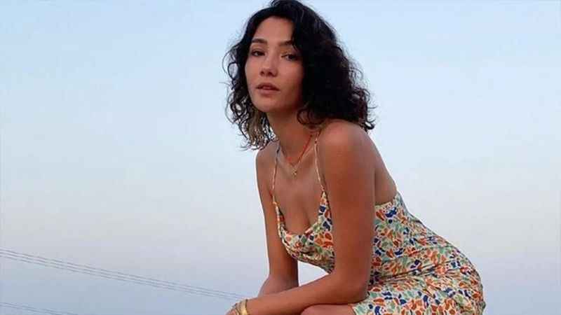 "Şaşırtıcı! Aybüke Pusat'ın Cesur Pozları Fenomen Oldu! 'Güzelliğin Şaka mı?'"