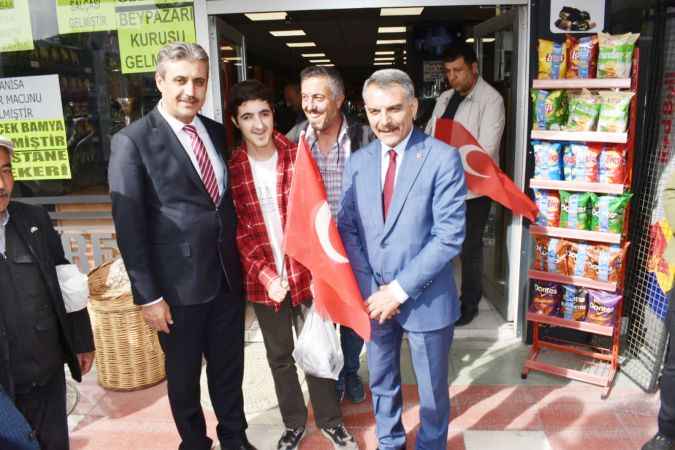 Yozgat'ta Cumhuriyet Coşkusu: 100. Yıla Özel Bayrak Dağıtımı! Tüm şehir kırmızı beyaz olacak..