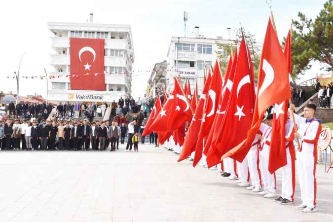Yozgat'ta Cumhuriyet Bayramı Coşkusu: Atatürk Anıtı'na Çelenk Sunuldu!