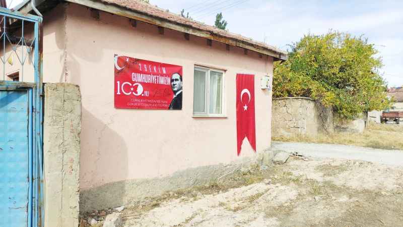 Cumhuriyet'in 100. Yılında Kababel Köyünden Anlamlı Jest: Şehitlerin Hatırası Bayraklarla Yaşatılıyor!