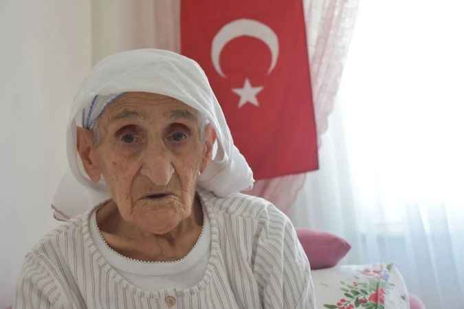 Sivaslı asırlık Zeynep Teyze'nin büyük aşkı: yanı başından ayırmıyor!