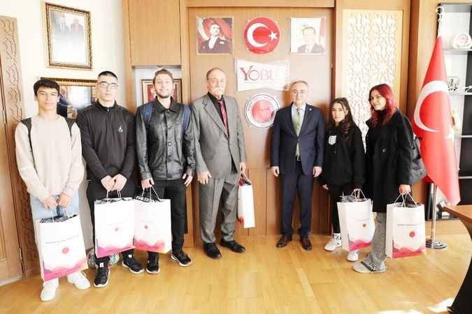 2 bin 630 öğrenci başvuru yaptı, 230 öğrenci başarılı oldu! 6 Öğrenci ise üstün başarılı! Ödüllerini Rektör Yaşar'dan aldılar