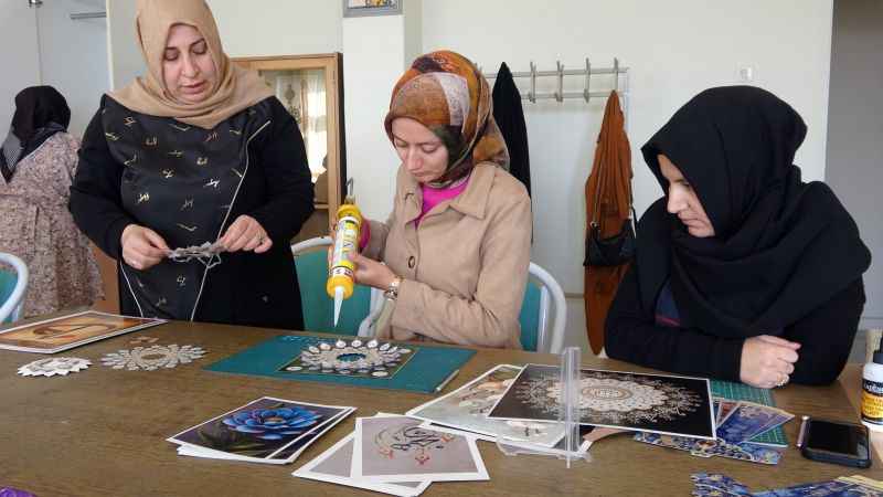 Çekerekli kadınların yaptıkları üç boyutlu tablolar büyük beğeni topluyor