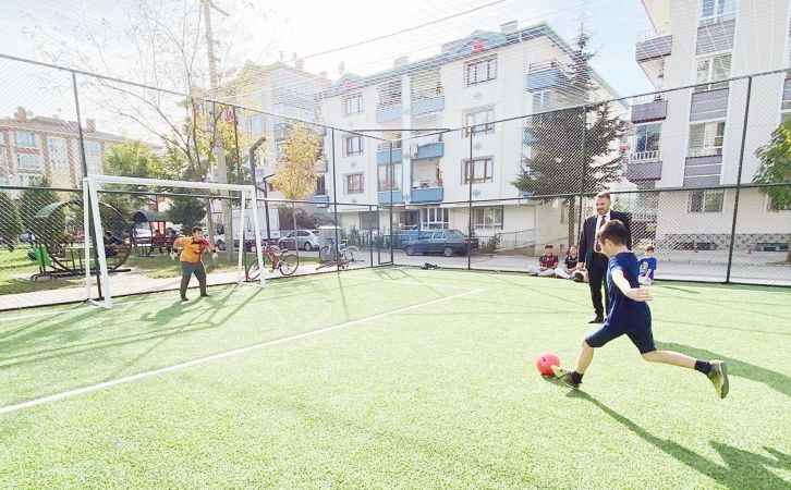 Pursaklar Belediye Başkanı Ertuğrul Çetin, çocuklarla sürpriz ödüllü penaltı atışı yaptı