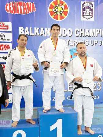 Çayıralan Gençlik ve Spor İlçe Müdürü Mehmet Özbaldöktü Veteranlar Balkan Şampiyonasında Şampiyon oldu