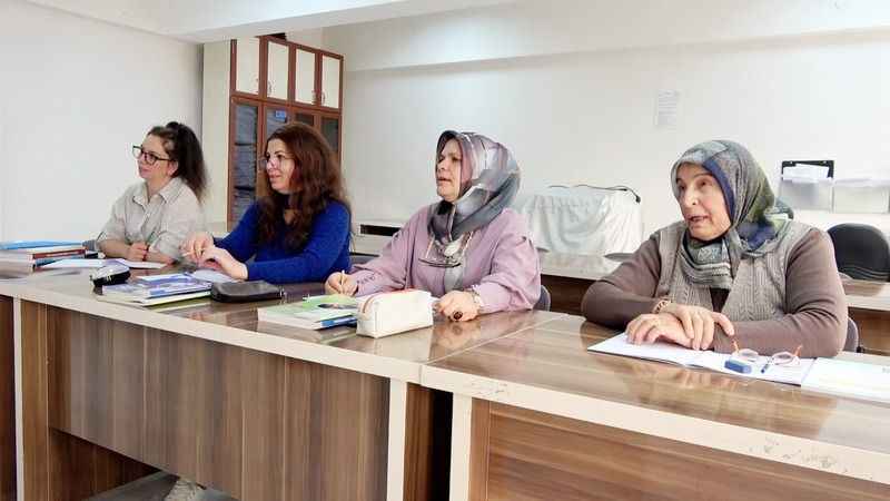 Yozgat’ta Eğitim Hayalleri Gerçek Oluyor: Kadınlar Eğitimin Yaşı Olmaz Diyerek Okuma Yazma Öğreniyor!