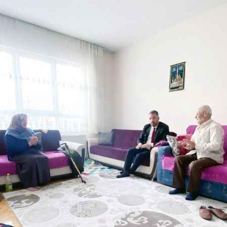 Belediye Başkanı vatandaşları kırmıyor Evlerine konuk oluyor