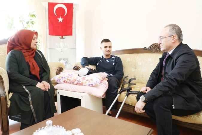 Yozgat'ta Duygu Dolu Anlar: Rektör Şehit Aileleri ve Gaziyi Ziyaret Etti