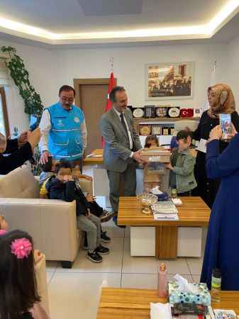 Yozgatlı Miniklerden Örnek Davranış: Gazze'de ki Yaşıtlarına Ulaştırılması İçin Kumbaralarını Bağışladı
