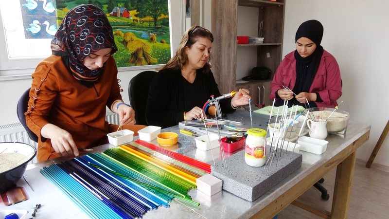 Sorgunlu Kadınların Elinden Çıkan Müthiş Sanat: Atık Şişelerden Sanat Eserleri Yapıyorlar!