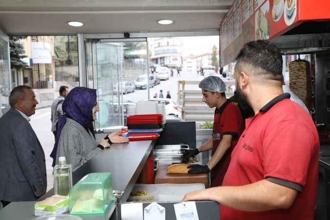 Akyurt Belediye Başkanı Vatandaş ve Esnafla Omuz Omuza Hareket Ediyor! Başkan Hilal Ayık Dükkan Dükkan Gezdi
