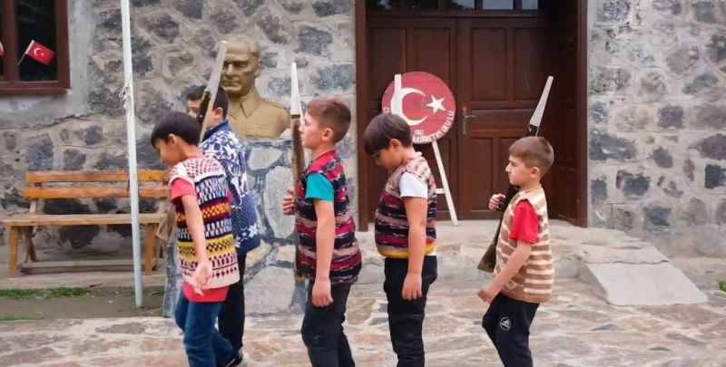 Iğdırlı Çocuklardan Anlamlı 10 Kasım Gösterisi: Anıtkabir’de Nöbet Değişimi Canlandırdılar