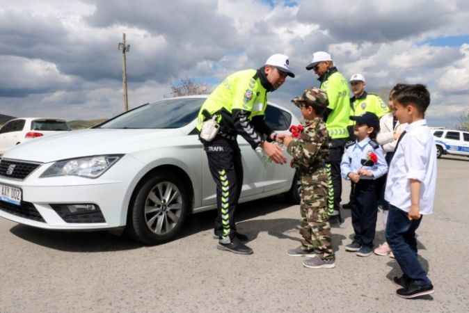 Miniklerden trafik ekiplerine sürpriz ziyaret
