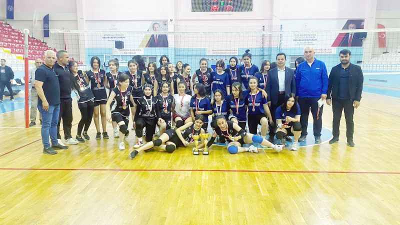 Yozgat’ta Filenin Şampiyonları Belli Oldu: Gençler Voleybolun Zirvesinde