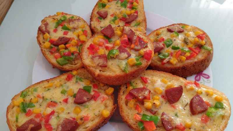 Evinizdeki Bayat Ekmeklerle Bu Pizza Tarifini Uygulayabilirsiniz!