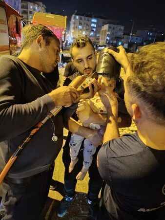İskenderun'da Küçük Kızın Başı Kovaya Sıkıştı: İtfaiye Ekipleri Dikkatlice Müdahale Etti