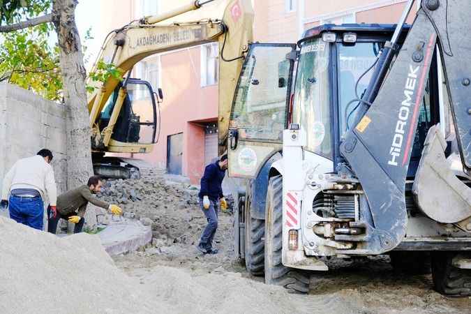 Yollar Yenileniyor: Akdağmadeni'nde Sıcak Asfalt Çalışmaları İçin Ön Hazırlık Başladı