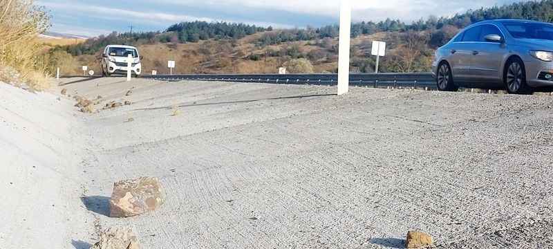 Yozgat'ta Yol Güvenliği Tehlikeyede: Dağlardan Dökülen Kayalar, Ulaşımı Zor Hale Getirdi!